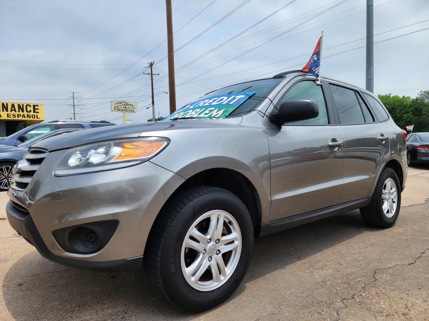 2012 GRAY Hyundai Santa Fe FE GLS (5XYZGDAB0CG) , AUTO transmission, located at 2660 S.Garland Avenue, Garland, TX, 75041, (469) 298-3118, 32.885551, -96.655602 - Welcome to DallasAutos4Less, one of the Premier BUY HERE PAY HERE Dealers in the North Dallas Area. We specialize in financing to people with NO CREDIT or BAD CREDIT. We need proof of income, proof of residence, and a ID. Come buy your new car from us today!! This is a very clean 2012 HYUNDAI SAN - Photo#7